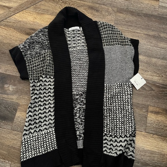 Liz Claiborne Black And White Patchwork Look
Woman's L Short Sleeve Sweater - Picture 5 of 9